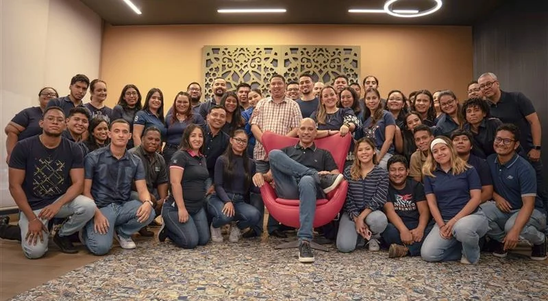 Equipo celebrando logro con aplausos